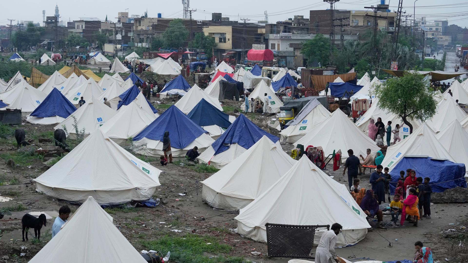 Zeltlager für wegen der Überschwemmungen in Sicherheit gebrachte Menschen am Stadtrand der pakistanischen Stadt Lahore