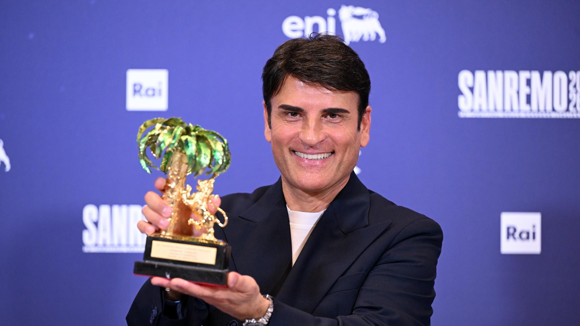 Der Sänger Sal Da Vinci posiert mit seiner Trophäe vom Sanremo Festival 2026