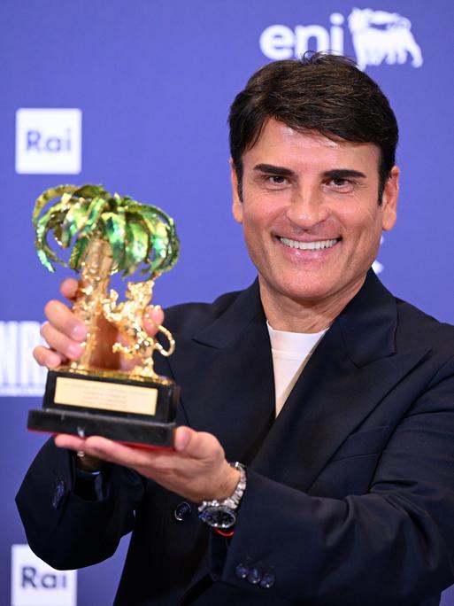 Der Sänger Sal Da Vinci posiert mit seiner Trophäe vom Sanremo Festival 2026