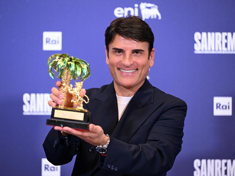 Der Sänger Sal Da Vinci posiert mit seiner Trophäe vom Sanremo Festival 2026