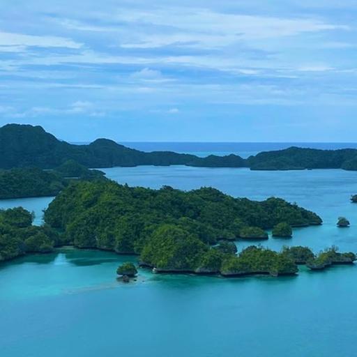 Zu sehen sind sattgrüne Inseln im blauen Meer: Bay of Islands an der Insel Vanua Balavu, Teil der Inselgruppe Lau in Fidschi. 