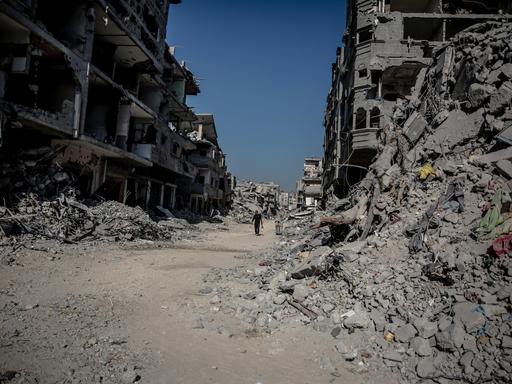 Das Foto zeigt ein Schneise inmitten von Ruinen durch die ein Mensch läuft in der durch den Krieg zerstörten Stadt Jabalia im Gazastreifen am 25. Oktober 2025. Das Foto zeigt ein Schneise inmitten von Ruinen durch die ein Mensch läuft in der durch den Krieg zerstörten Stadt Jabalia im Gazastreifen am 25. Oktober 2025.