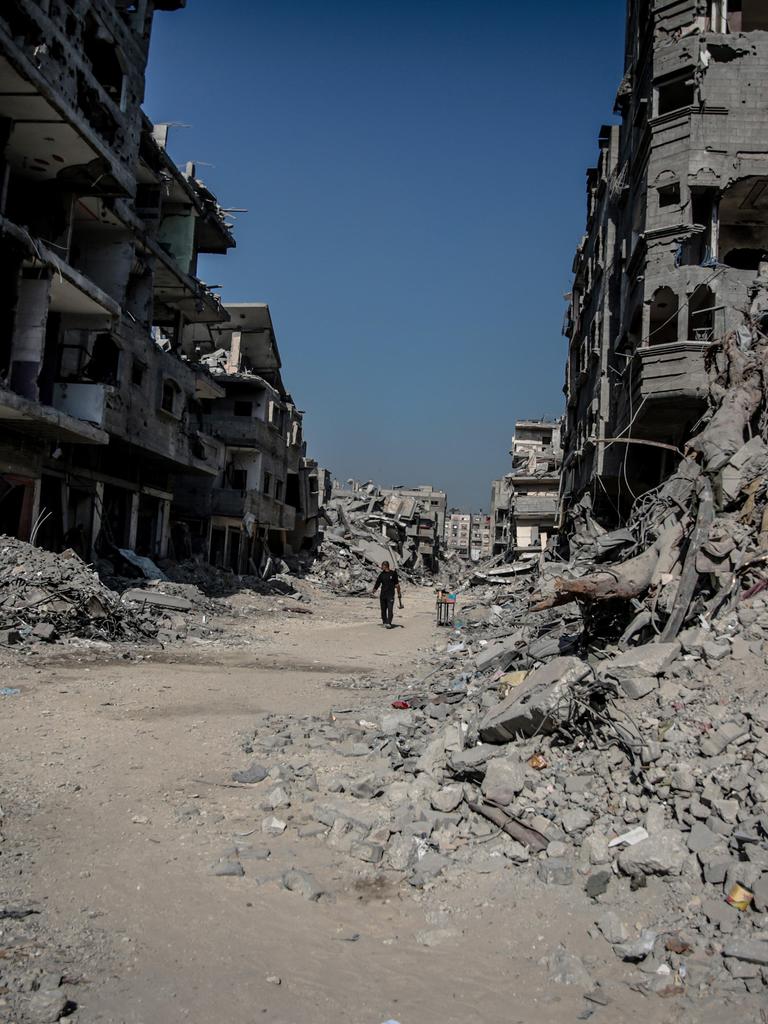 Das Foto zeigt ein Schneise inmitten von Ruinen durch die ein Mensch läuft in der durch den Krieg zerstörten Stadt Jabalia im Gazastreifen am 25. Oktober 2025. Das Foto zeigt ein Schneise inmitten von Ruinen durch die ein Mensch läuft in der durch den Krieg zerstörten Stadt Jabalia im Gazastreifen am 25. Oktober 2025.