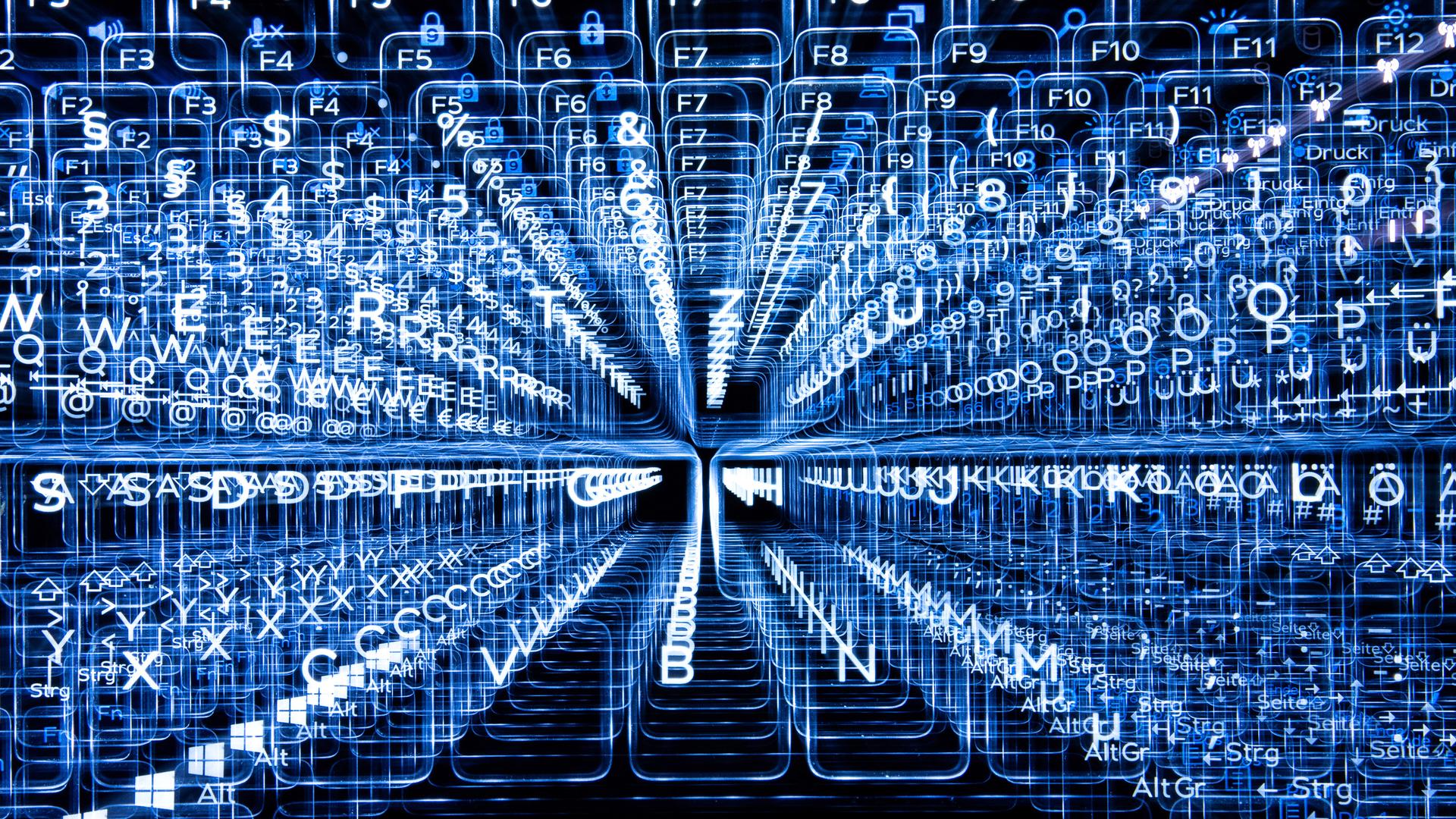 Tasten einer beleuchteten Tastatur (Aufnahme mit Zoomeffekt). Tasten einer beleuchteten Tastatur (Aufnahme mit Zoomeffekt).