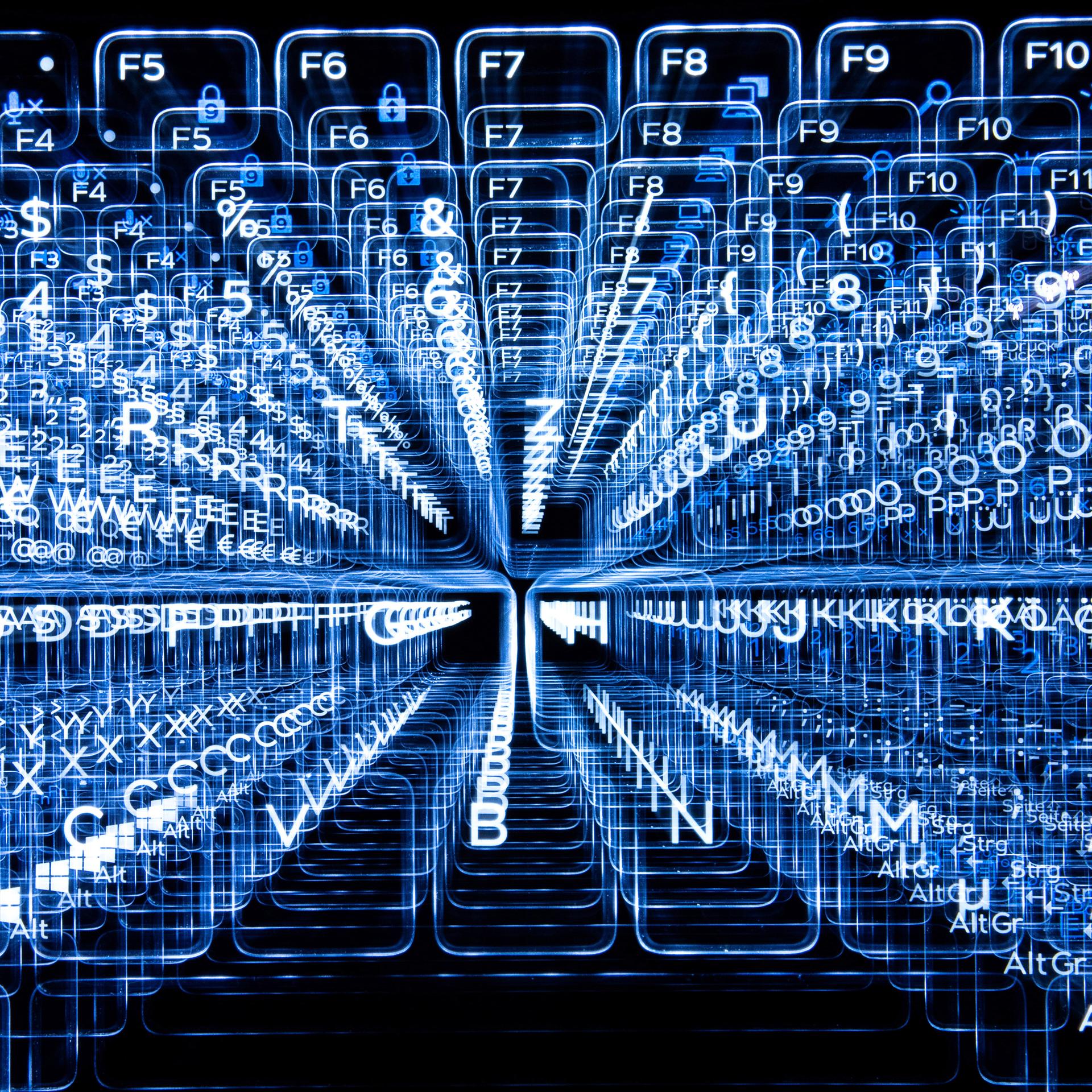 Tasten einer beleuchteten Tastatur (Aufnahme mit Zoomeffekt). 