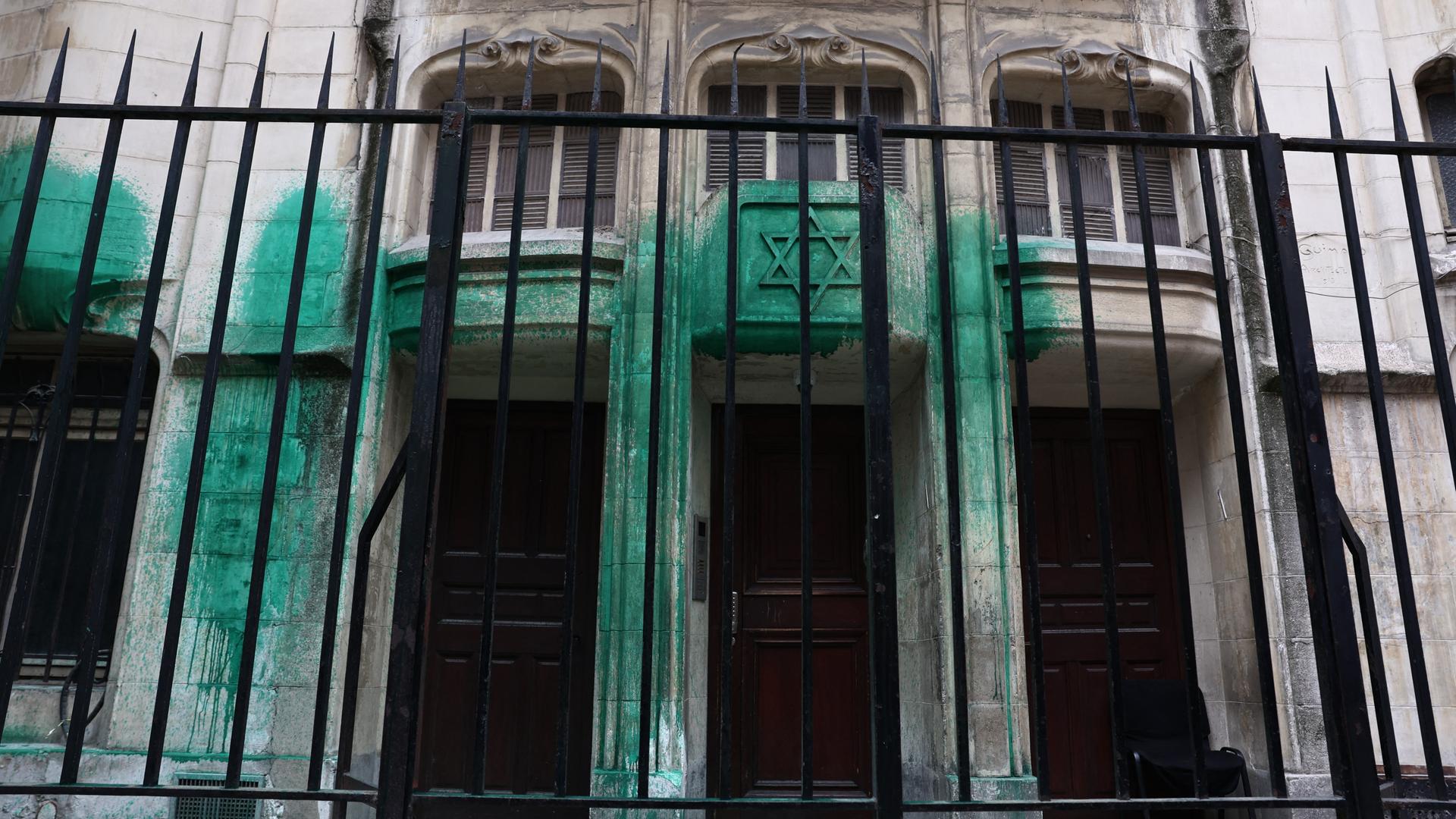 An den Säulen des Eingangs der Synagoge ist grüne Farbe geschmiert