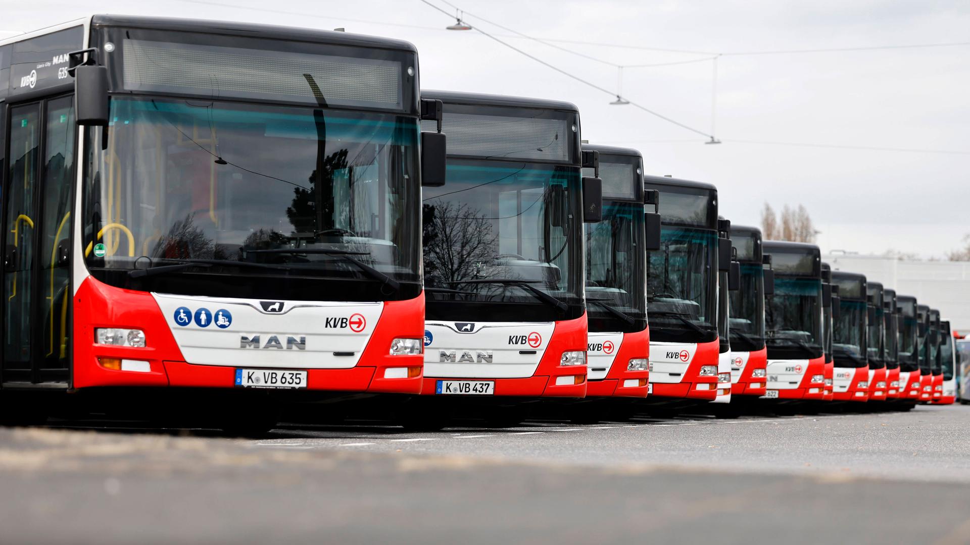 Streik im NRW-Nahverkehr: Bahnen der Kölner Verkehrsbetriebe (KVB) stehen im Depot