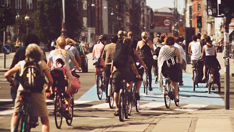 Viele Fahradfahrer auf der Noerrebrogade Strasse in Kopenhagen.