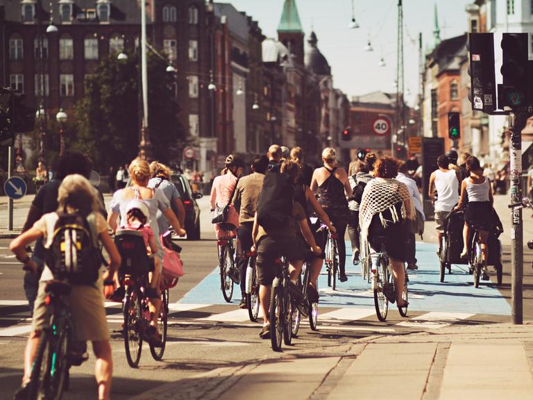 Viele Fahradfahrer auf der Noerrebrogade Strasse in Kopenhagen.