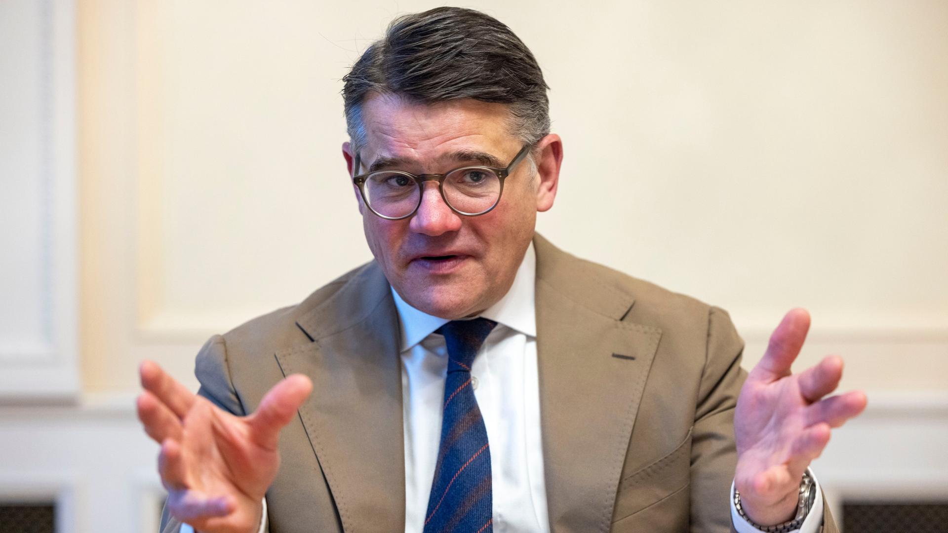 Der hessische Ministerpräsident Boris Rhein (CDU): Er trägt einen hellen Anzug und gestikuliert mit den Händen. Der hessische Ministerpräsident Boris Rhein (CDU): Er trägt einen hellen Anzug und gestikuliert mit den Händen.
