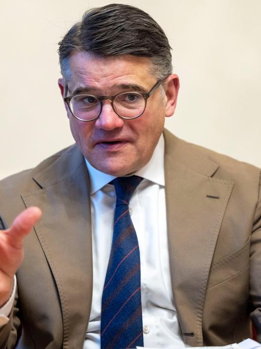 Der hessische Ministerpräsident Boris Rhein (CDU): Er trägt einen hellen Anzug und gestikuliert mit den Händen. 