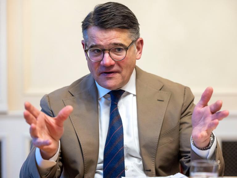 Der hessische Ministerpräsident Boris Rhein (CDU): Er trägt einen hellen Anzug und gestikuliert mit den Händen. 