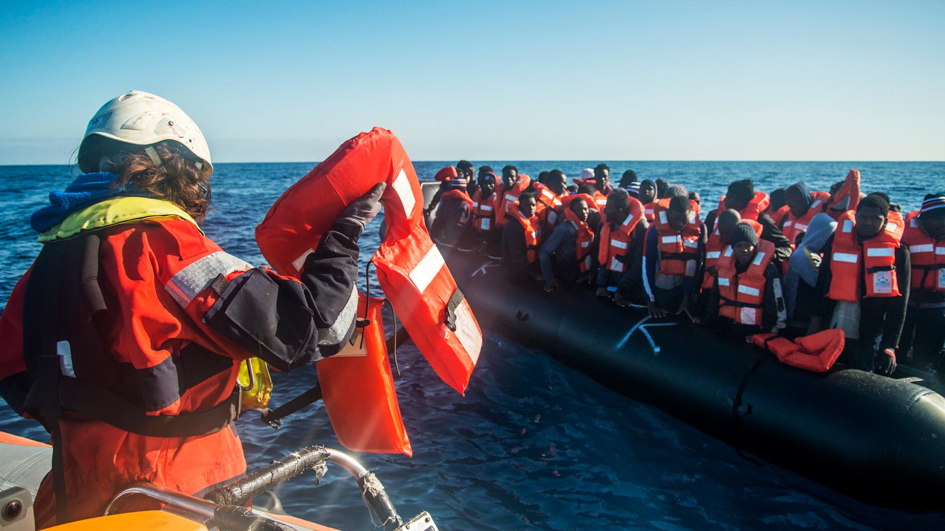 Mittelmeer - UNO-Organisation lobt private Seenotrettung
