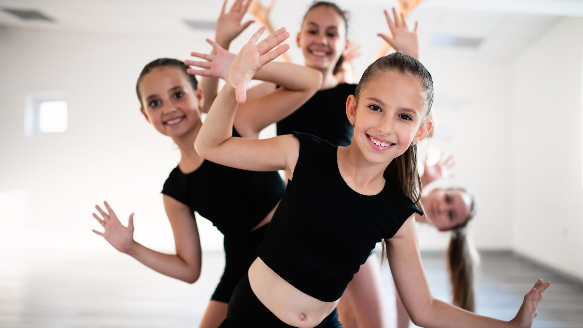 Eine Gruppe Mädchen beim Tanzen im Studio Eine Gruppe Mädchen beim Tanzen im Studio