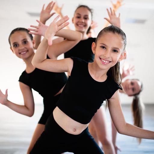 Eine Gruppe Mädchen beim Tanzen im Studio