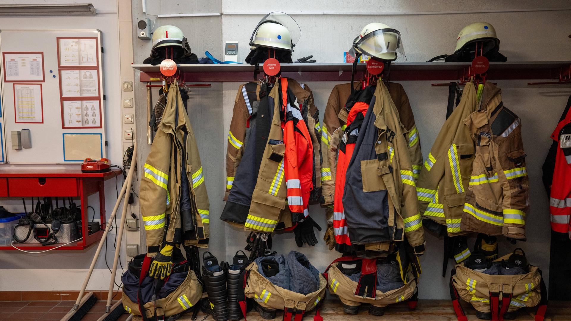 Feuerwehrausrüstung in der Wache der Freiwilligen Feuerwehr Garching