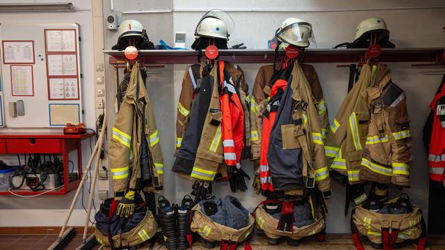 Feuerwehrausrüstung in der Wache der Freiwilligen Feuerwehr Garching
