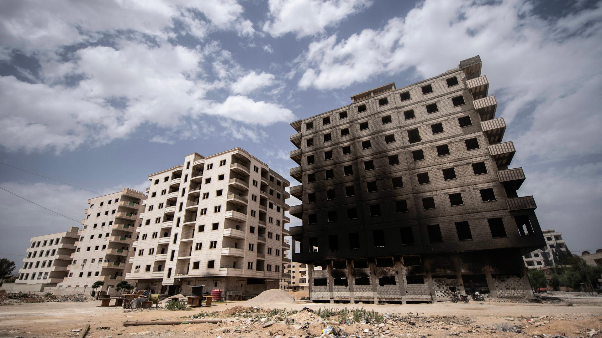 Bei Kämpfen zwischen islamistischen Gruppierungen, syrischen Sicherheitskräften und Drusen Anfang Mai 2025 beschädigte Häuser in Sahnaja, einer Stadt in der Nähe der syrischen Hauptstadt Damaskus.
Bei Kämpfen zwischen islamistischen Gruppierungen, syrischen Sicherheitskräften und Drusen Anfang Mai 2025 beschädigte Häuser in Sahnaja, einer Stadt in der Nähe der syrischen Hauptstadt Damaskus.