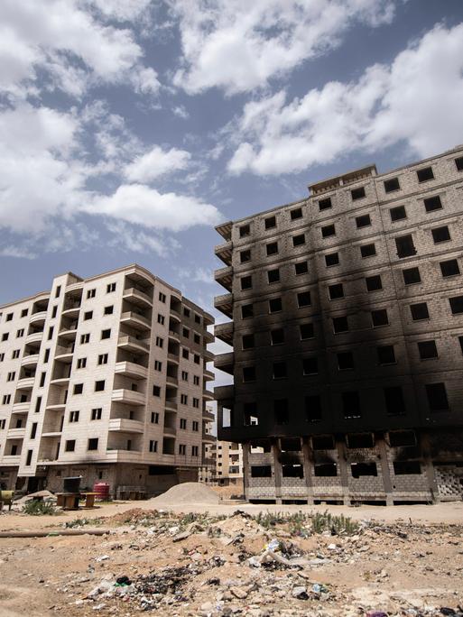 Bei Kämpfen zwischen islamistischen Gruppierungen, syrischen Sicherheitskräften und Drusen Anfang Mai 2025 beschädigte Häuser in Sahnaja, einer Stadt in der Nähe der syrischen Hauptstadt Damaskus. 

