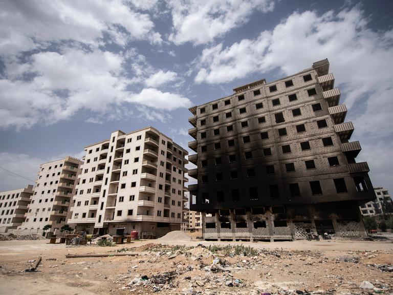 Bei Kämpfen zwischen islamistischen Gruppierungen, syrischen Sicherheitskräften und Drusen Anfang Mai 2025 beschädigte Häuser in Sahnaja, einer Stadt in der Nähe der syrischen Hauptstadt Damaskus. 


