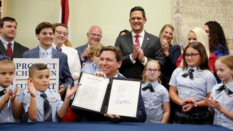 Floridas Governeur Ron de Santis in einer Schulklasse mit einer Erklärung zu Elternrechten. 