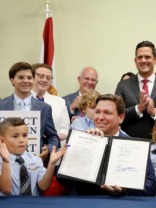 Floridas Governeur Ron de Santis in einer Schulklasse mit einer Erklärung zu Elternrechten. 