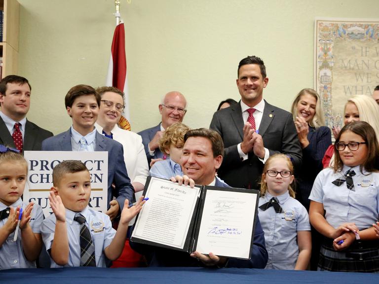 Floridas Governeur Ron de Santis in einer Schulklasse mit einer Erklärung zu Elternrechten. 