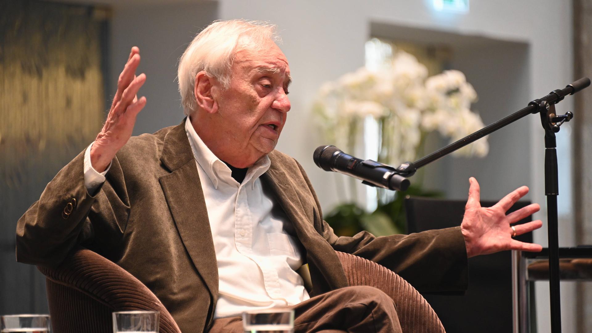 Der Schriftsteller Jürgen Becker beim Empfang im Kölner Rathaus.