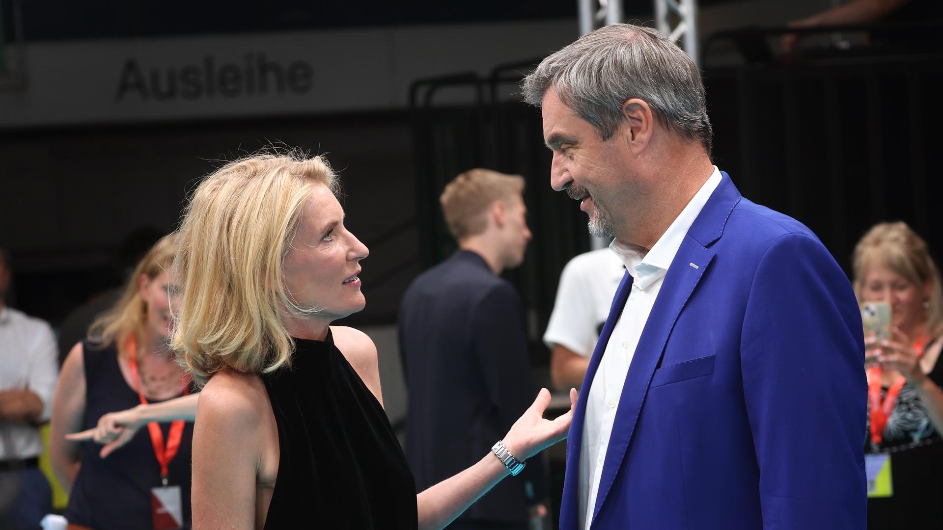 Die Schauspielerin Maria Furtwängler und der bayerische Ministerpräsident Söder unterhalten sich bei der Eröffnung des Münchner Filmfests. Sie trägt ein schwarzer Neckholderkleid. Die Schauspielerin Maria Furtwängler und der bayerische Ministerpräsident Söder unterhalten sich bei der Eröffnung des Münchner Filmfests. Sie trägt ein schwarzer Neckholderkleid.