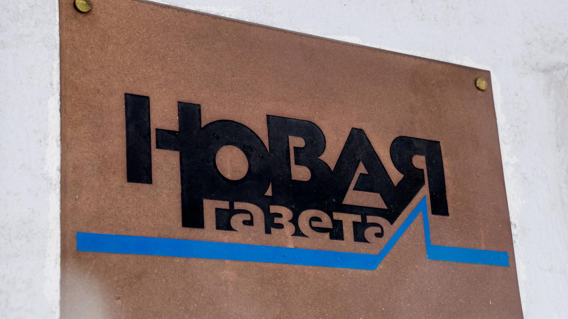 Das Firmenschild der Zeitung Novaya Gazeta in der Potapovsky Pereulok Straße in Moskau.