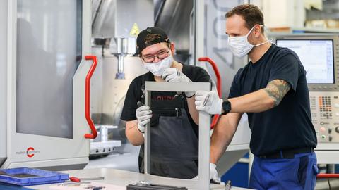 Markus Aurich (l), Auszubildender, prüft unter Anleitung von Marcel Woitynek, Gruppenleiter, eine Ofentür nach deren Bearbeitung in einer CNC-Fräse in einer Behindertenwerkstatt. Mit einem bundesweit einmaligen Qualifizierungsprojekt will Sachsen neue Wege bei der Inklusion gehen. Ãber einen Zeitraum von zwei Jahren können Menschen mit Handicap mithilfe von 93 sogenannten Praxisbausteinen einen anerkannten Berufsabschluss machen. Die Partner-Werkstätten Chemnitz gehört zu den sachsenweit mehr als 30 Werkstätten, die sich bereits an dem Projekt beteiligen.