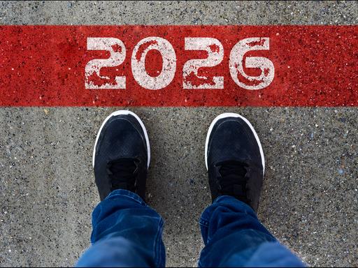 Eine Person steht vor der Markierung 2026 und blickt auf einen Weg. Das Bild steht für einen Neuanfang