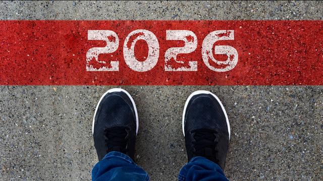 Eine Person steht vor der Markierung 2026 und blickt auf einen Weg. Das Bild steht für einen Neuanfang