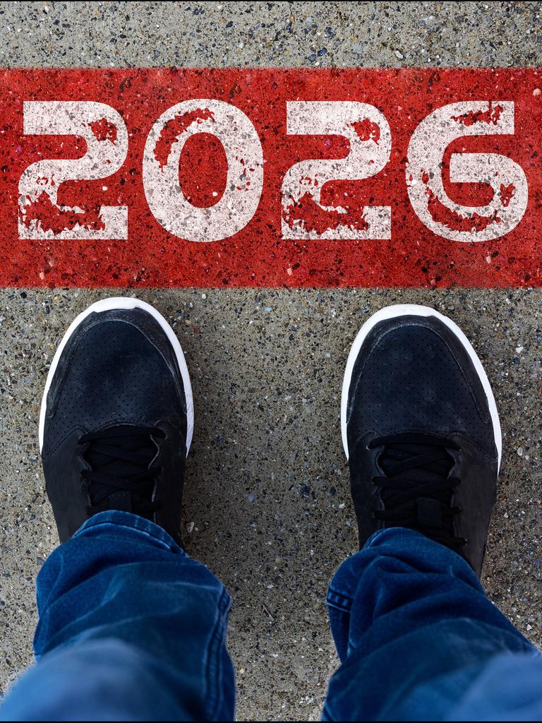 Eine Person steht vor der Markierung 2026 und blickt auf einen Weg. Das Bild steht für einen Neuanfang