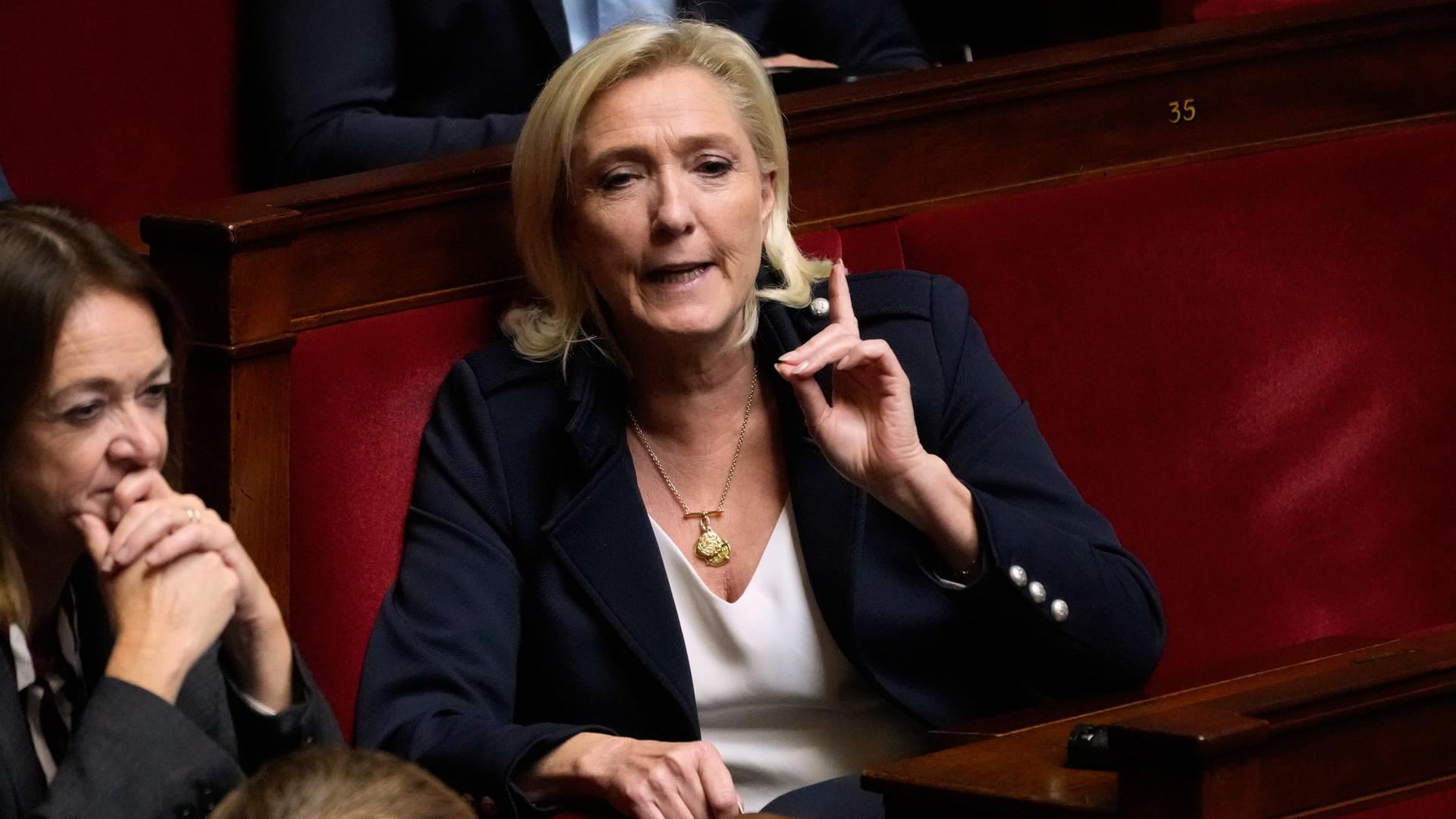 Die französische Rechtsextremistin Marine Le Pen gestikuliert während der Fragestunde zur Regierungssitzung in der Nationalversammlung. Die französische Rechtsextremistin Marine Le Pen gestikuliert während der Fragestunde zur Regierungssitzung in der Nationalversammlung.