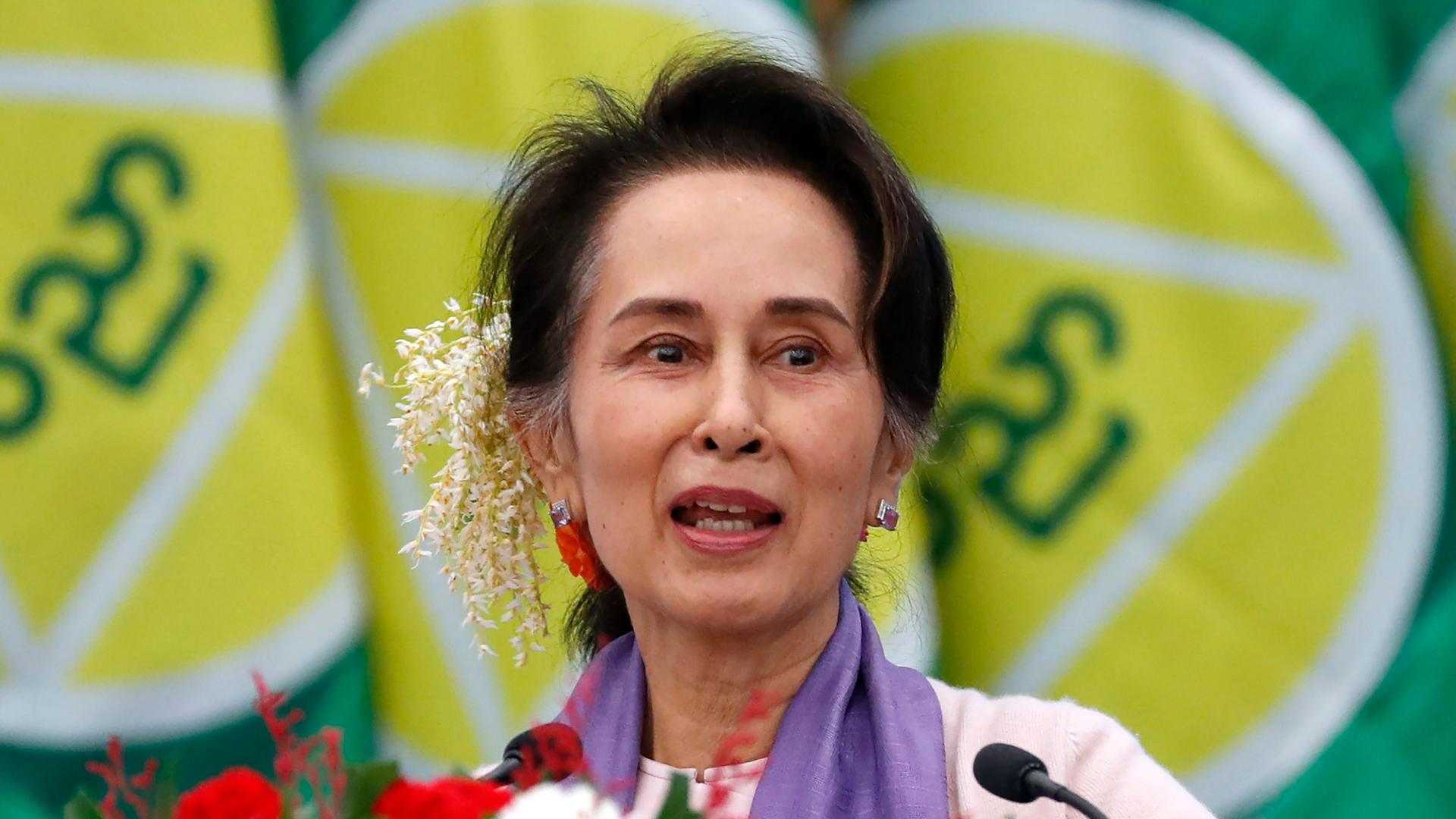 Myanmar, Naypyitaw: Aung San Suu Kyi, damalige demokratisch gewählte De-facto-Regierungschefin, hält eine Rede. Die Militärjunta in Myanmar hat angekündigt, die Haftstrafe der inhaftierten früheren Freiheitsikone Aung San Suu Kyi im Rahmen einer Massenamnestie zu reduzieren. Myanmar, Naypyitaw: Aung San Suu Kyi, damalige demokratisch gewählte De-facto-Regierungschefin, hält eine Rede. Die Militärjunta in Myanmar hat angekündigt, die Haftstrafe der inhaftierten früheren Freiheitsikone Aung San Suu Kyi im Rahmen einer Massenamnestie zu reduzieren.