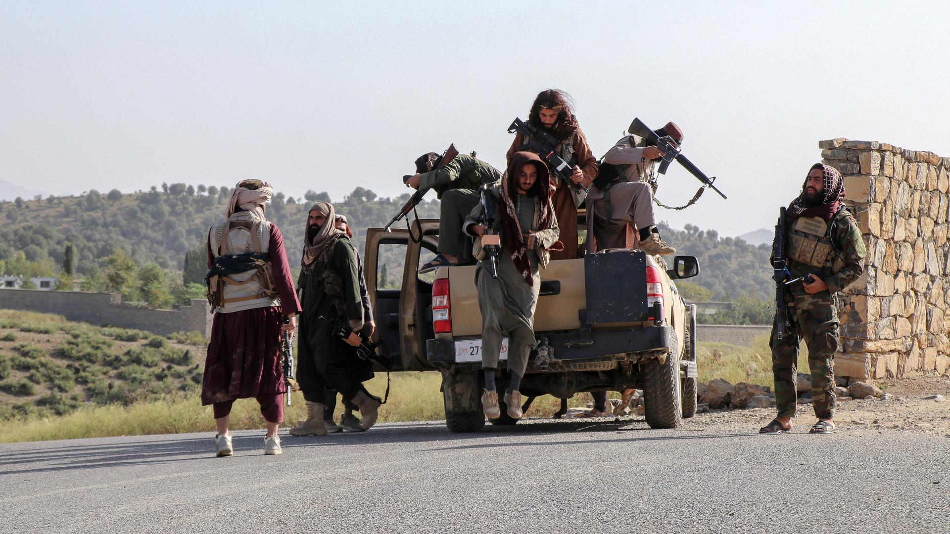 Afghanische Taliban-Kämpfer an einem Kontrollpunkt nahe der Grenze zu Pakistan. 
