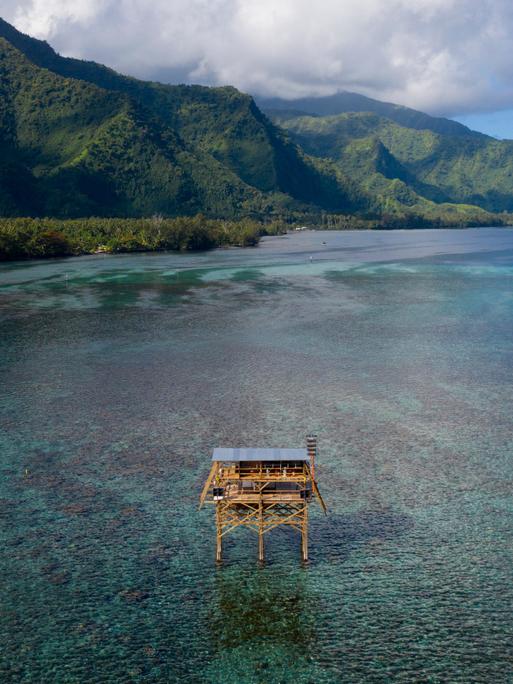 Vor der Küste von Teahupo'o (Tahiti) steht ein Holzturm, der bei Surf-Wettbewerben das Wertungsgericht beheimatet.