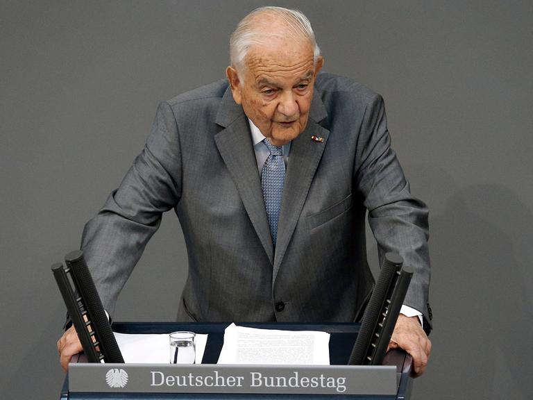 Alfred Grosser im Jahr 2014 im Bundestag bei einer Gedenkstunde zur Erinnerung an den Beginn des Ersten Weltkriegs.