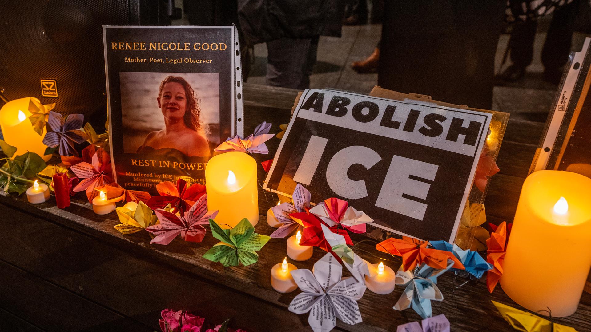 Vor der US-Botschaft in London wurden Kerzen zum Gedenken an Renee Nicole Good angezündet, die von ICE-Agenten in den USA erschossen wurde.