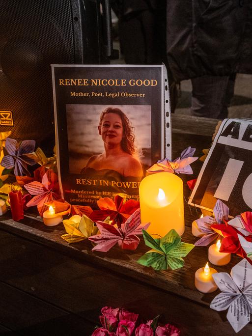 Vor der US-Botschaft in London wurden Kerzen zum Gedenken an Renee Nicole Good angezündet, die von ICE-Agenten in den USA erschossen wurde.