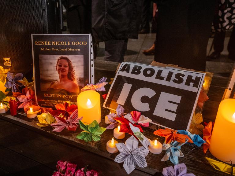 Vor der US-Botschaft in London wurden Kerzen zum Gedenken an Renee Nicole Good angezündet, die von ICE-Agenten in den USA erschossen wurde.