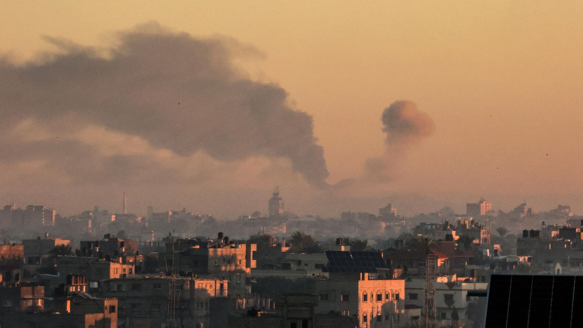 Rauch steigt über der Stadt Chan Junis im südlichen Gazastreifen auf. Das Foto ist aus Richtung der Stadt Rafah gemacht.