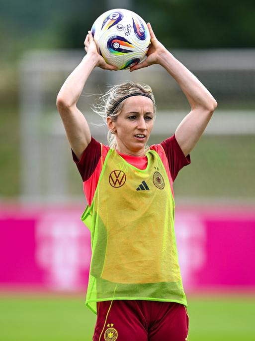 Die deutsche Nationalspielerin Kathrin Hendrich beim Einwurf während eines öffentlichen Trainings zur Vorbereitung auf die UEFA Women's EURO 2025 in der Schweiz.