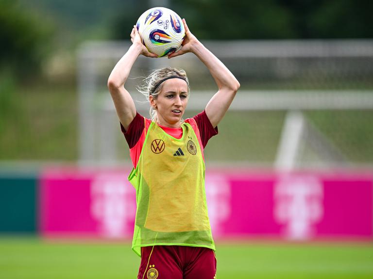 Die deutsche Nationalspielerin Kathrin Hendrich beim Einwurf während eines öffentlichen Trainings zur Vorbereitung auf die UEFA Women's EURO 2025 in der Schweiz.