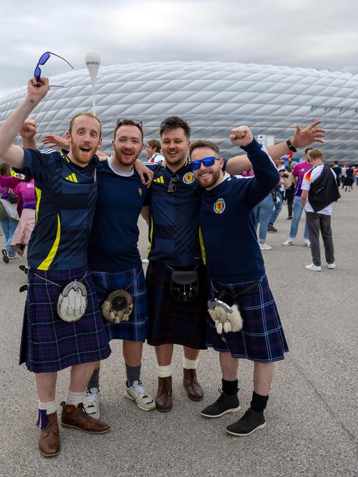 Schottische Fans mit traditionellem Kilt vor dem Spiel auf der Esplanade 2024 in München.