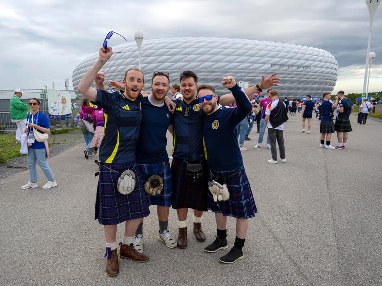 Schottische Fans mit traditionellem Kilt vor dem Spiel auf der Esplanade 2024 in München.