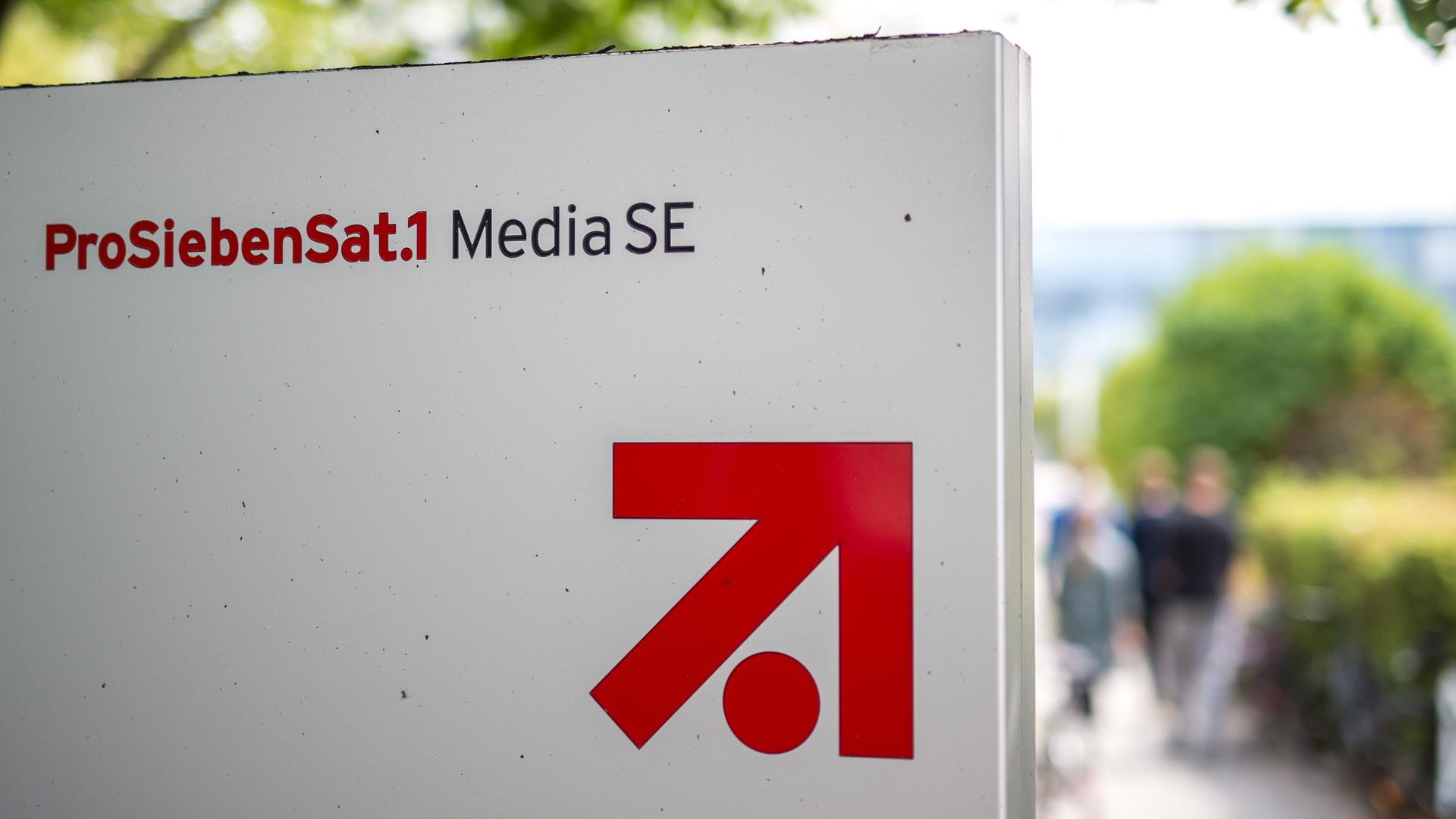 Das Logo und der Schriftzug der "ProSiebenSat.1 Media SE" auf einem weißen Schild