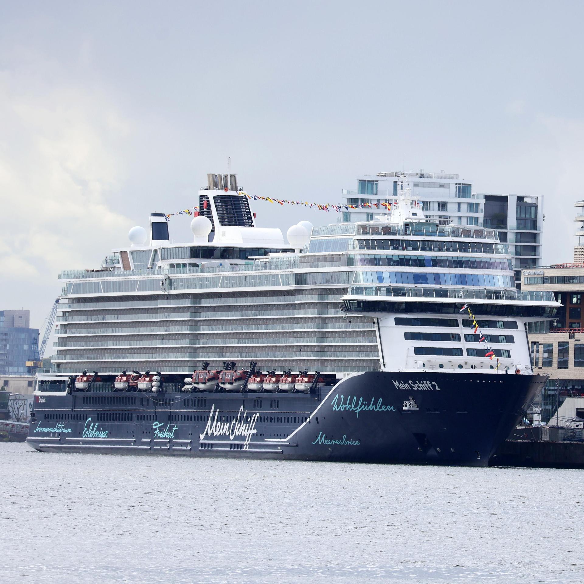 Das Kreuzfahrtschiff "Mein Schiff 2" am Hamburger Hafen 