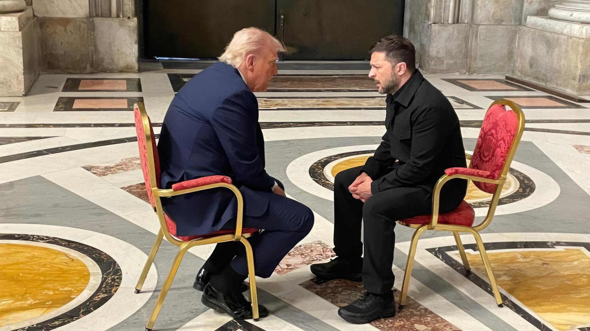 Der ukrainische Präsident Wolodimir Selenskij traf am 26. April 2025 im Vatikan am Rande der Trauerfeier für Papst Franziskus mit US-Präsident Donald Trump zusammen Der ukrainische Präsident Wolodimir Selenskij traf am 26. April 2025 im Vatikan am Rande der Trauerfeier für Papst Franziskus mit US-Präsident Donald Trump zusammen
